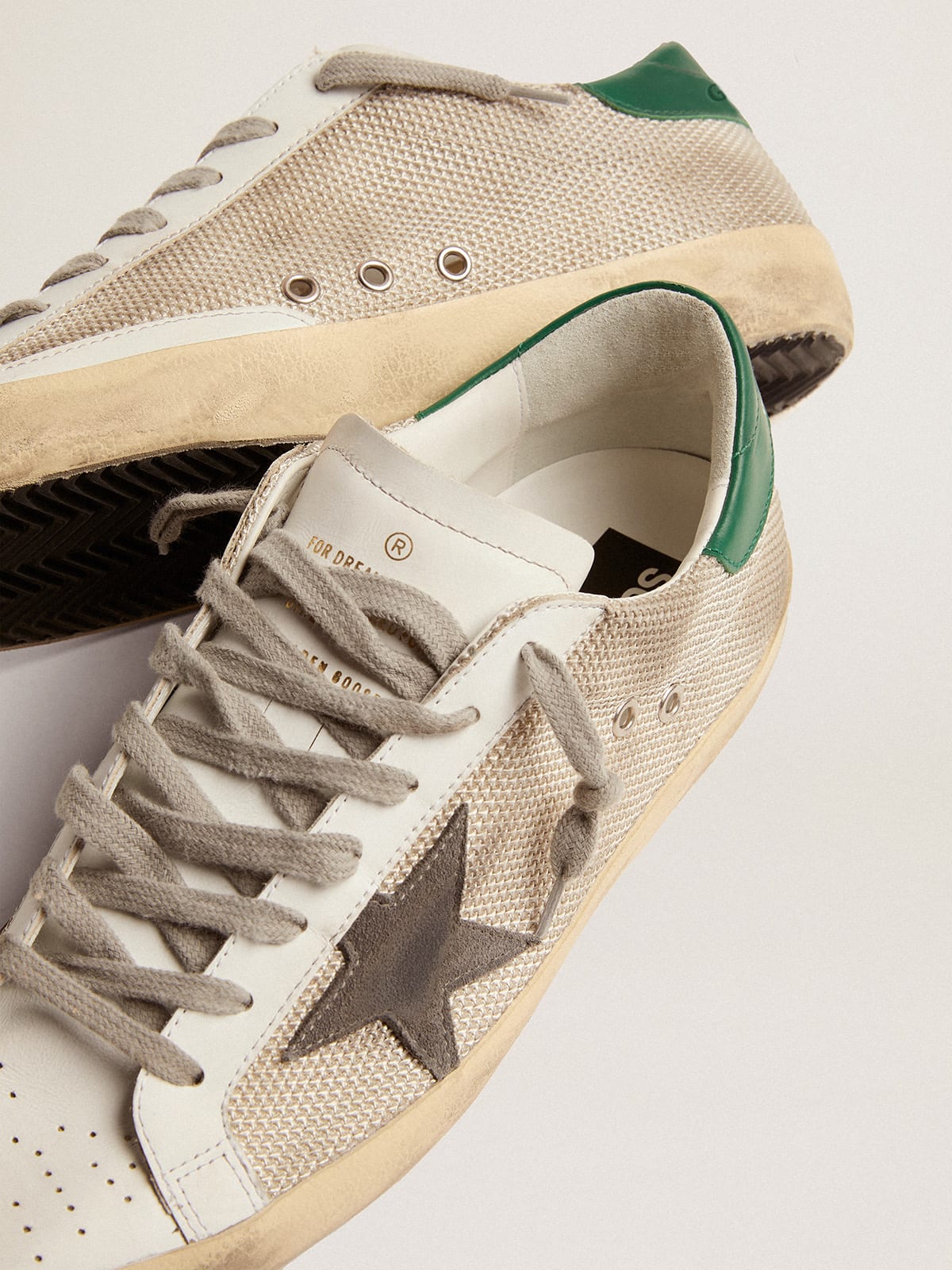 Golden Goose - Sneaker Super-Star in rete color argento chiaro con stella in suede grigio in 