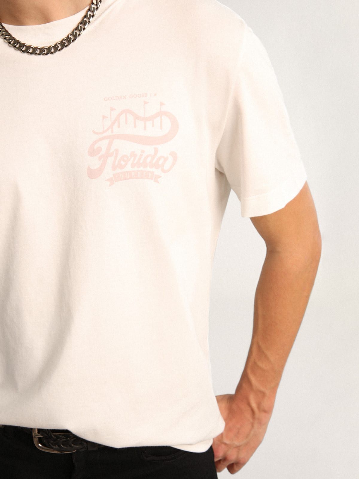 Golden Goose - T-shirt bianca Collezione Journey con doppia stampa di colore lilla in 