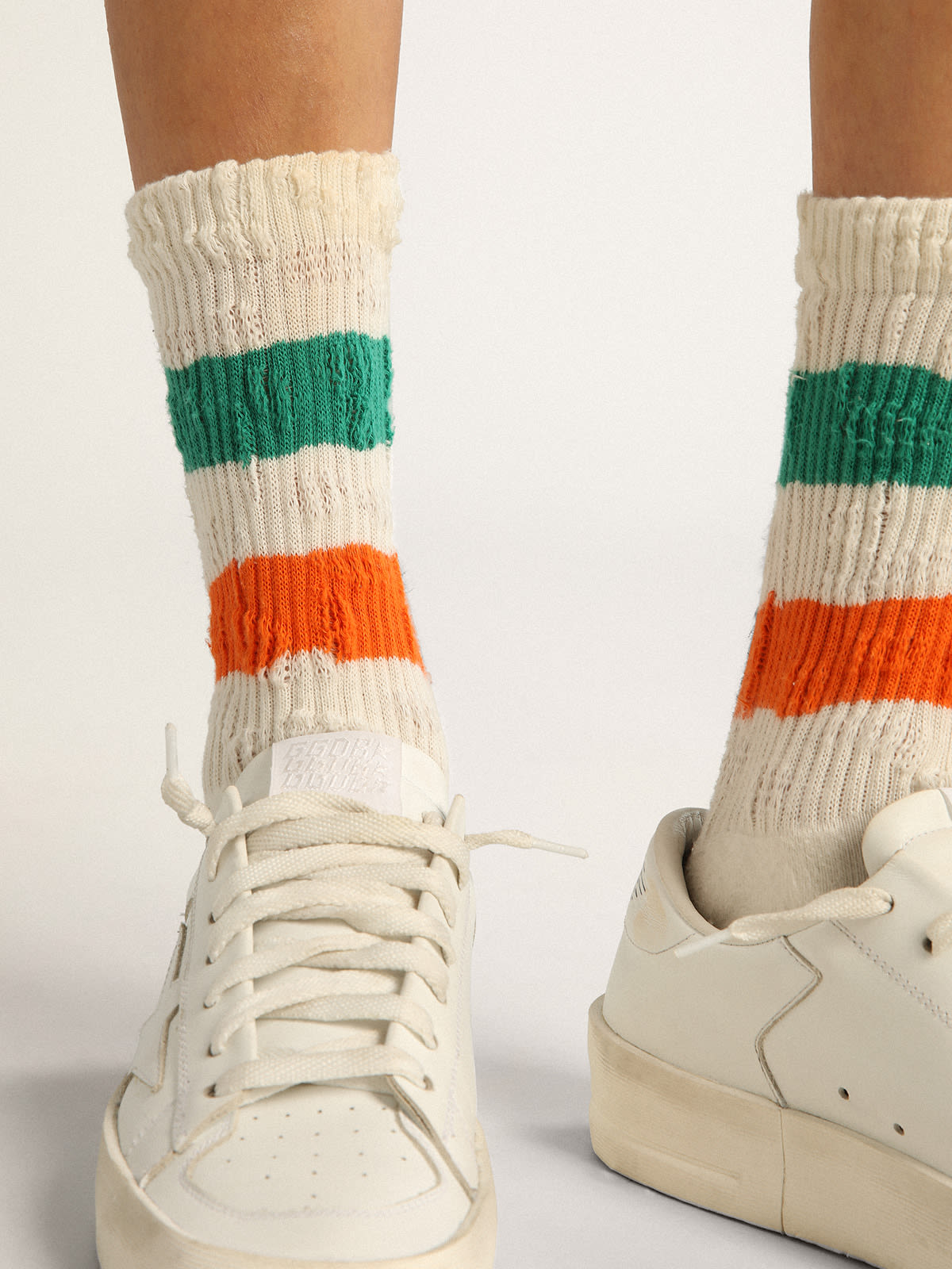 Golden Goose - Weiße Socken mit Distressed-Finish und grün-orangefarbenen Streifen in 