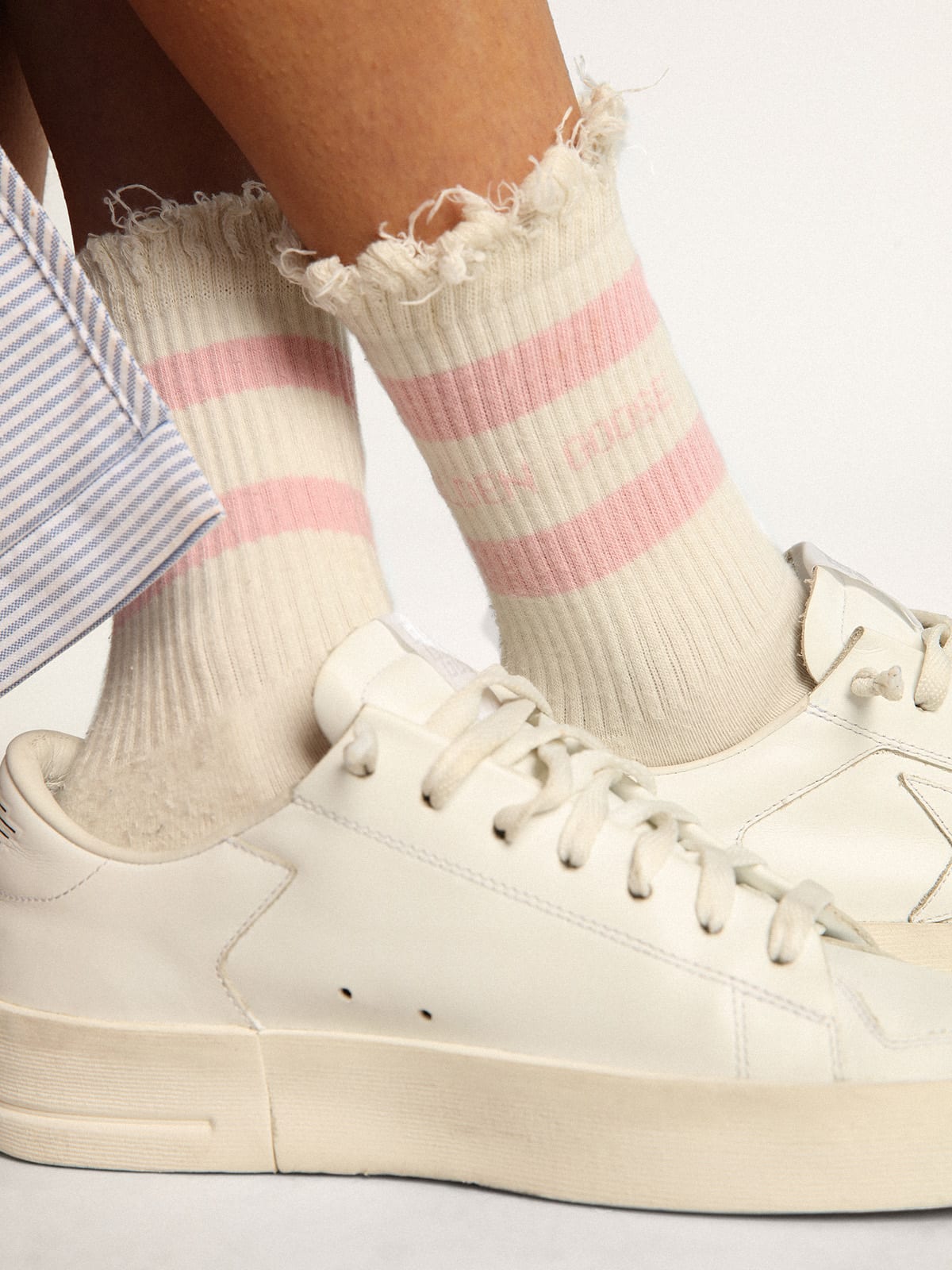 Golden Goose - Distressed-finish white socks with baby-pink logo and stripes in 