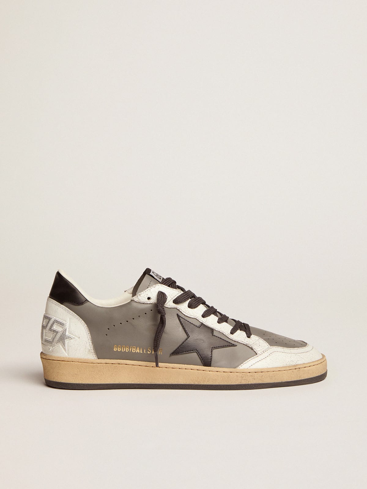 Golden Goose - Ball Star homme en cuir gris avec étoile et contrefort noirs in 