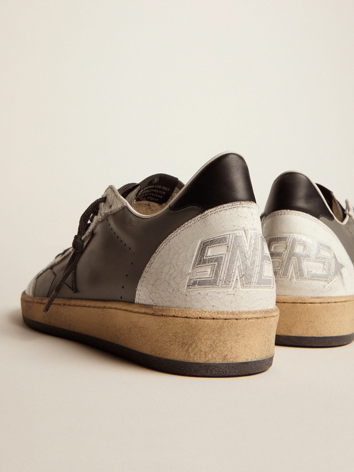 Golden Goose - Ball Star homme en cuir gris avec étoile et contrefort noirs in 