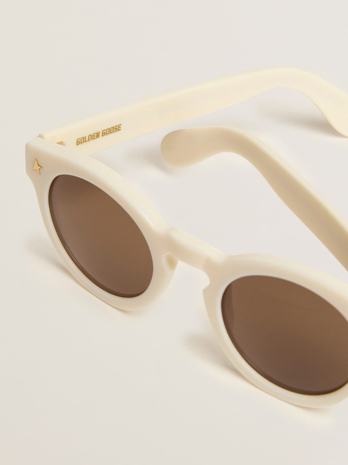 Golden Goose - Sonnenbrille Modell Panthos mit weißem Rahmen und goldenen Details in 