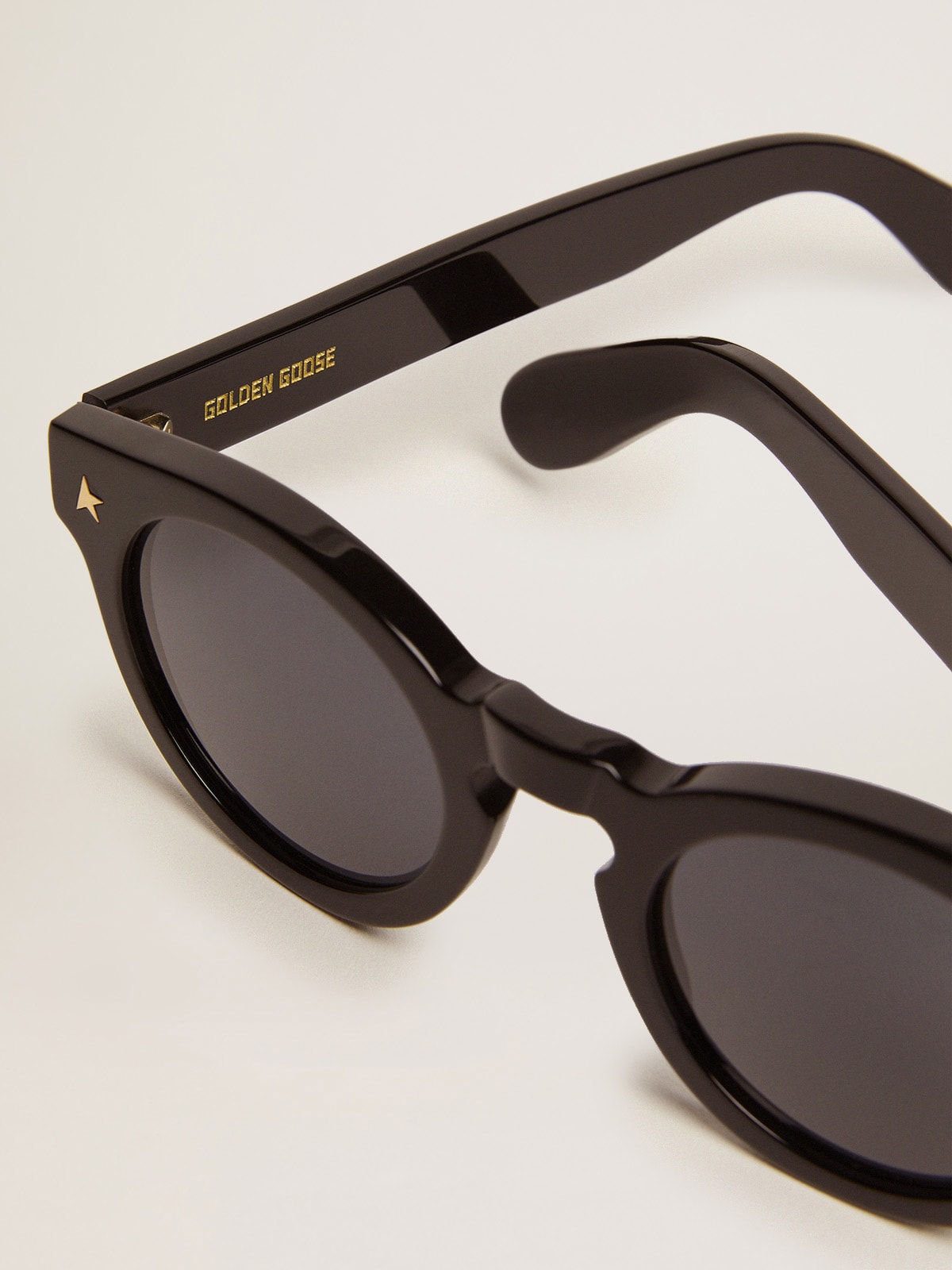 Golden Goose - Sunframe Cameron, Panthos style, with black frame and gold details in 