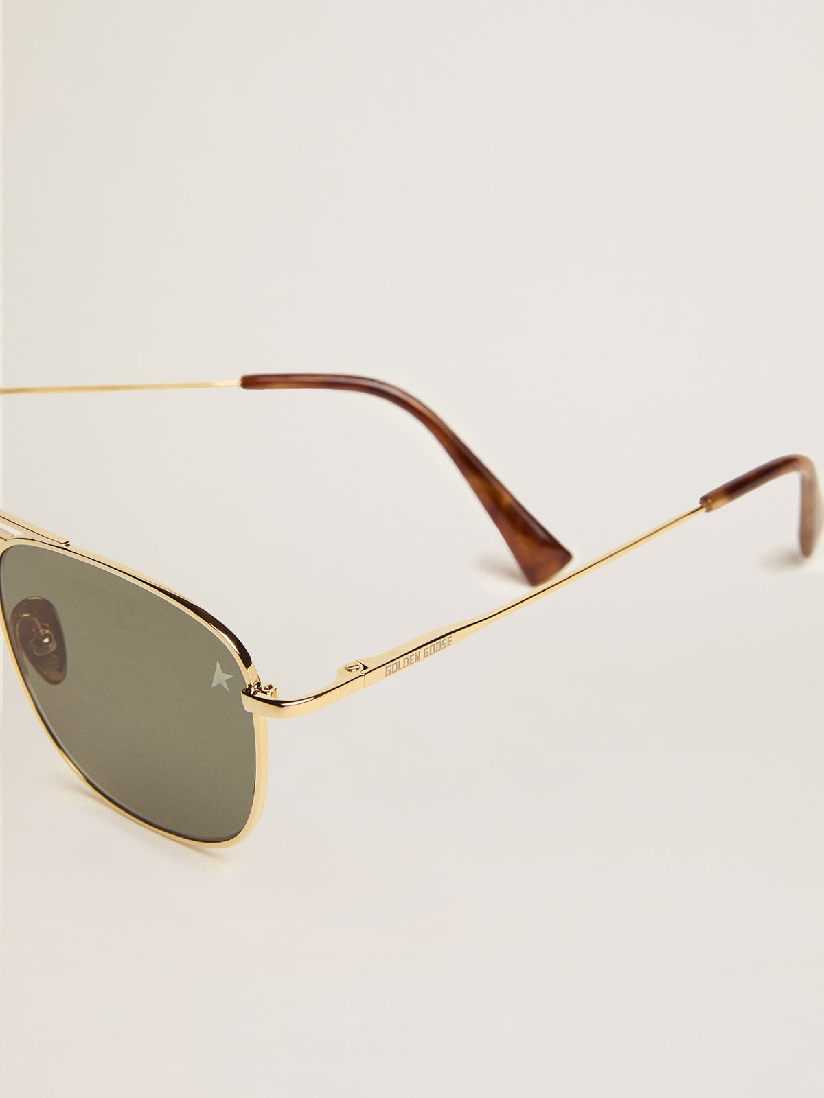Golden Goose - Aviator-Sonnenbrille mit goldenem Rahmen und grünen Gläsern in 
