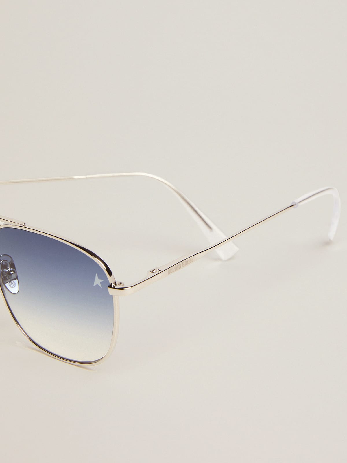 Golden Goose - Sunframe Roger, aviator style, with silver frame and gradient blue lenses in 