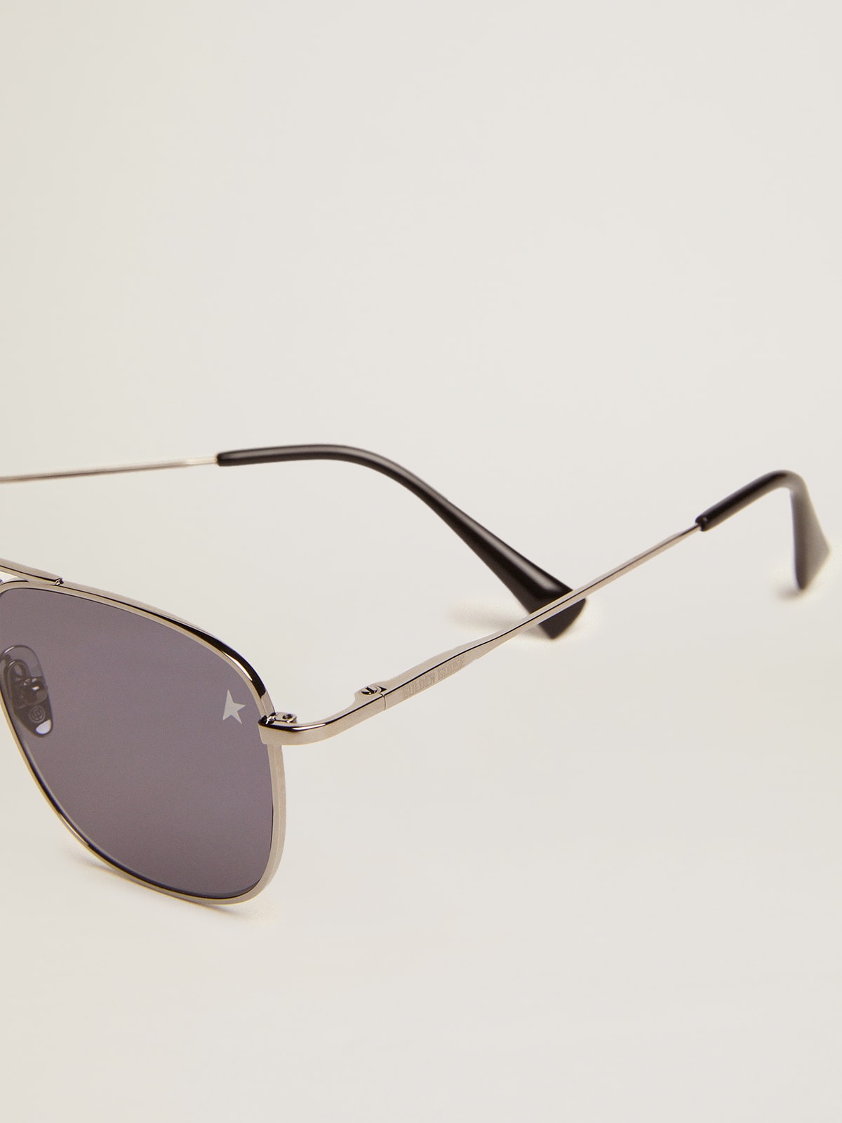 Golden Goose - Roger Aviator-Sonnenbrille mit schwarzem Rahmen und schwarzen Gläsern in 
