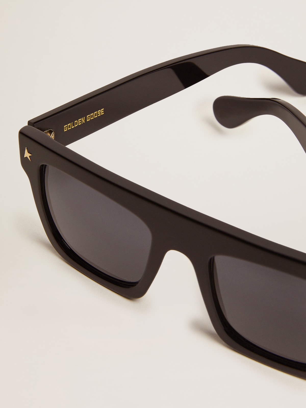 Golden Goose - Quadratische Sonnenbrille mit schwarzem Rahmen und goldenen Details in 