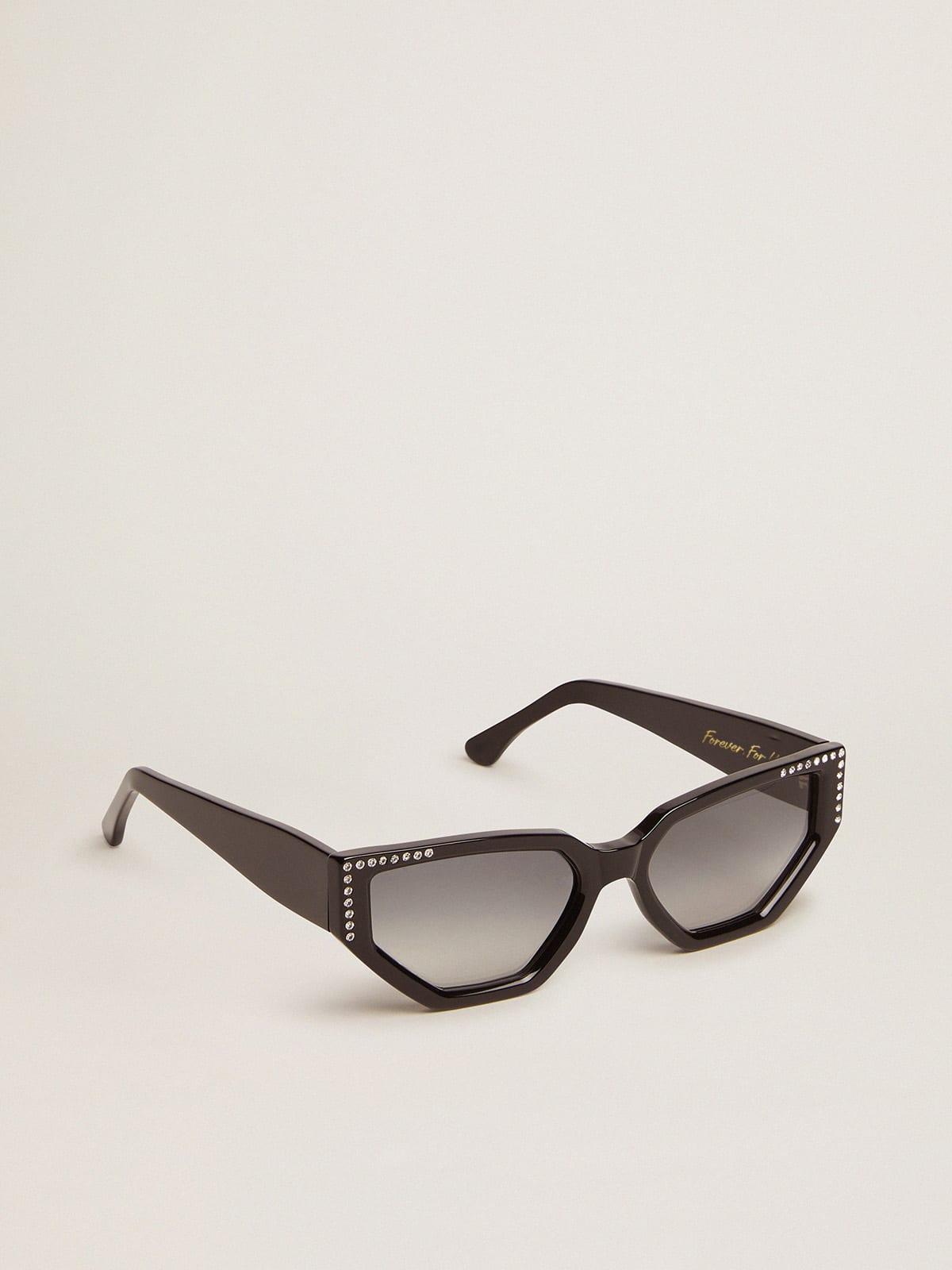 Gafas de sol modelo rectangular con montura y cristales negros