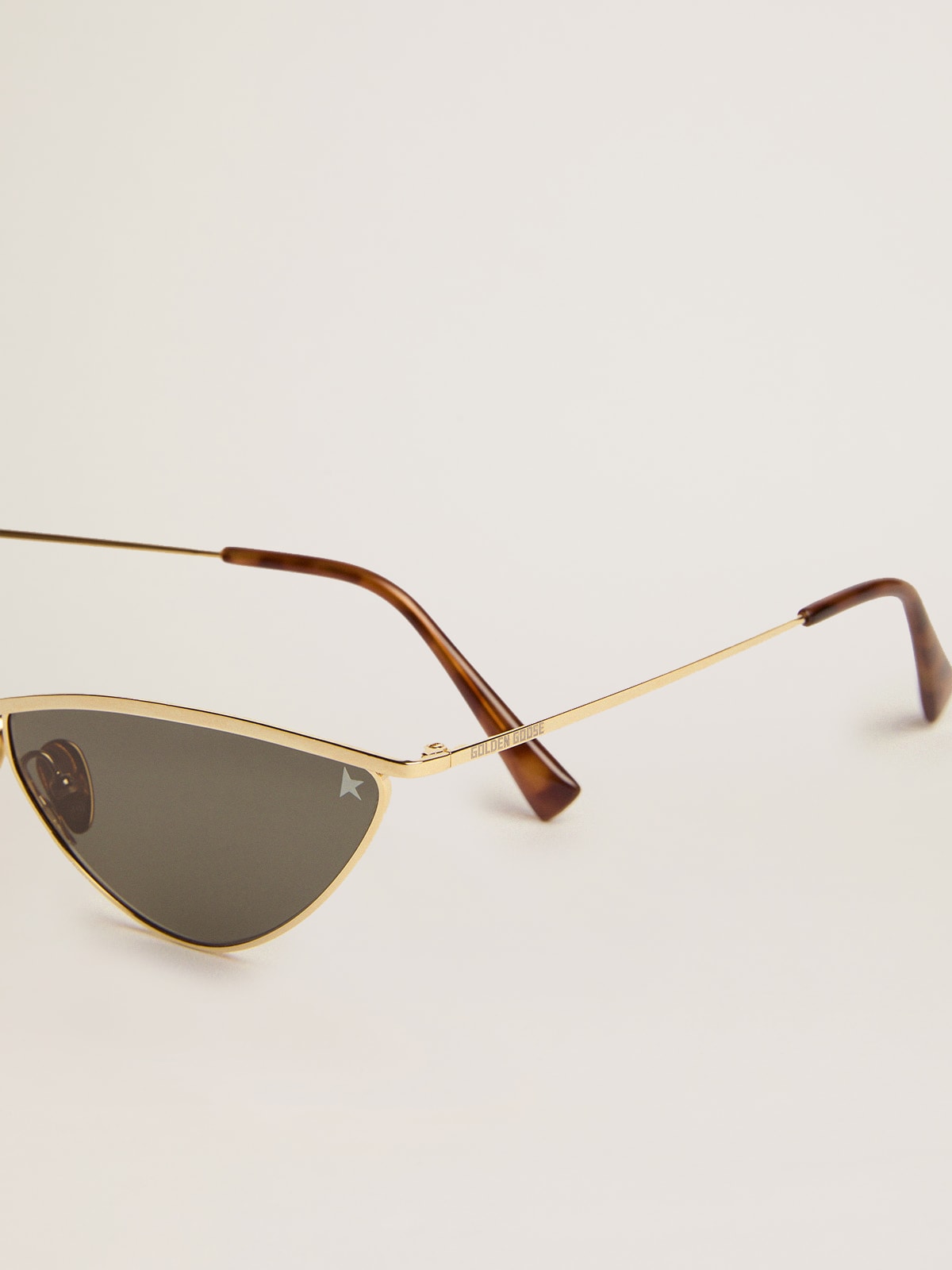 Golden Goose - Sunglasses cat-eye style with gold frame and green lenses in 