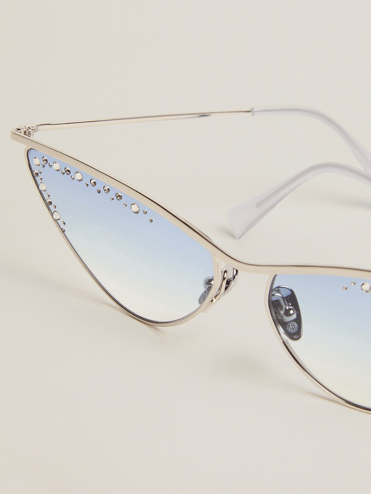 Golden Goose - Sonnenbrille im Cat-Eye-Stil mit silbernem Rahmen und Kristallen in 