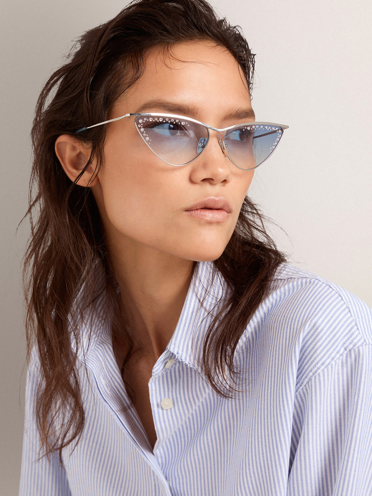 Golden Goose - Sonnenbrille im Cat-Eye-Stil mit silbernem Rahmen und Kristallen in 