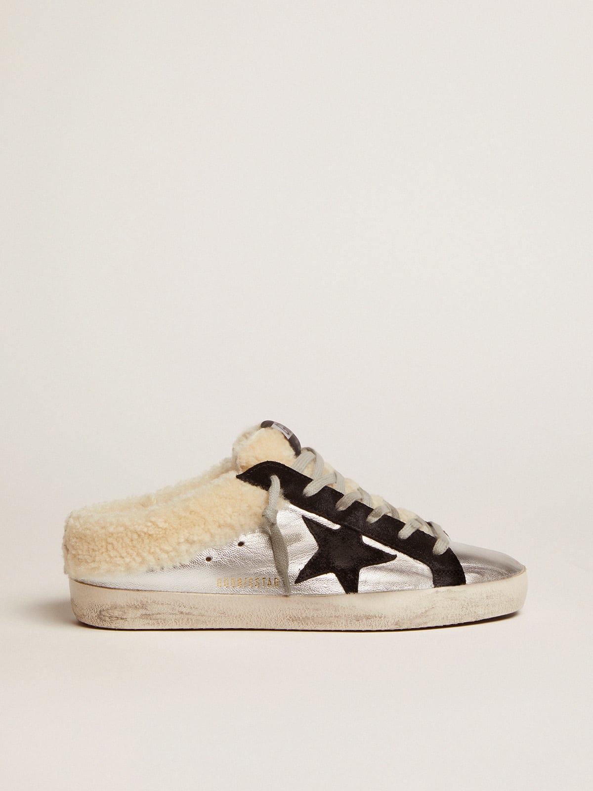 Golden Goose - Damen Super-Star Sabot aus silbernem Metallic Leder mit schwarzem Stern in 