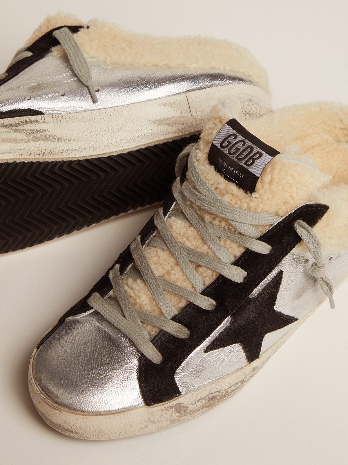 Golden Goose - Damen Super-Star Sabot aus silbernem Metallic Leder mit schwarzem Stern in 