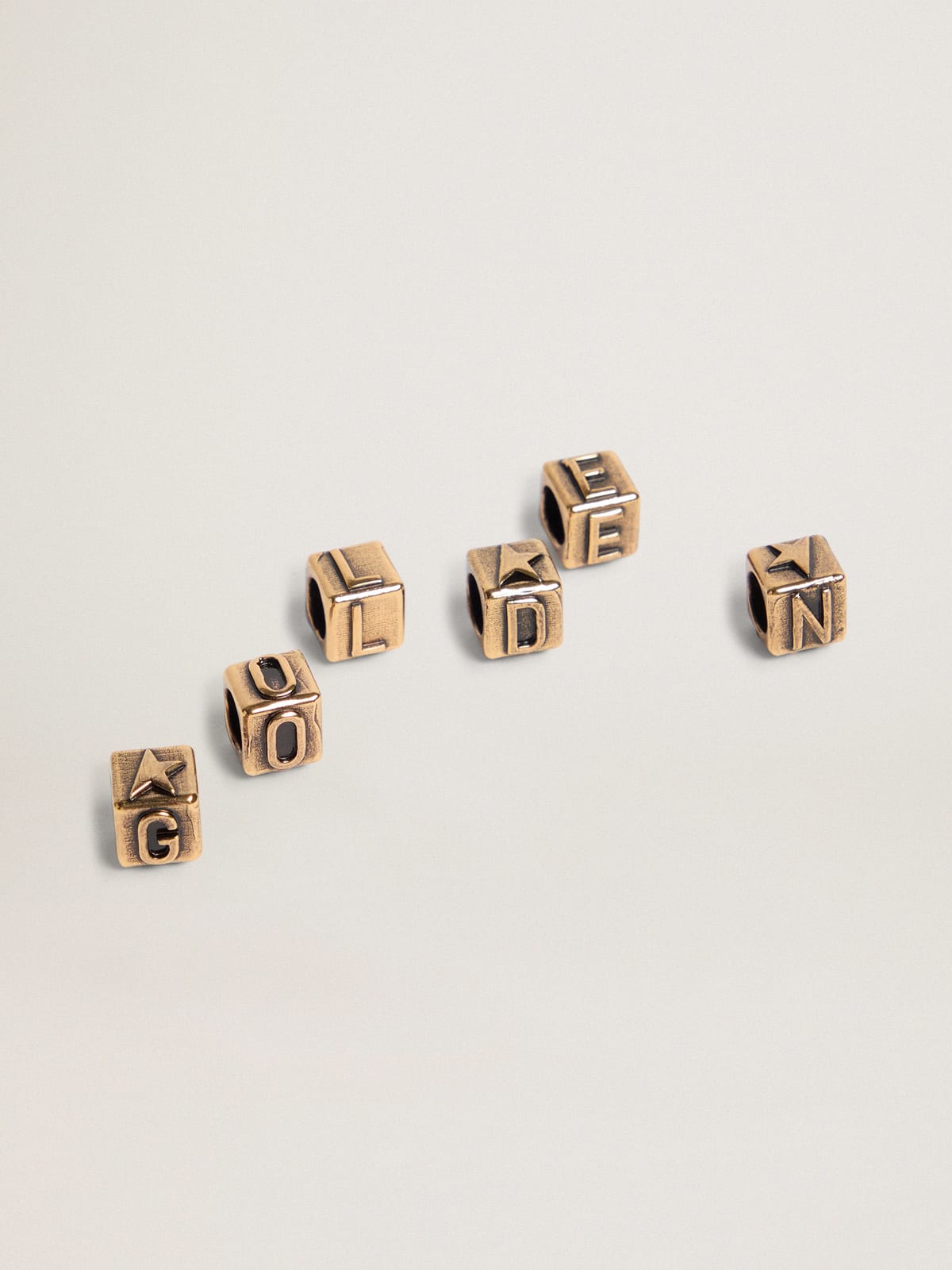 Golden Goose - Ciondoli cubici Messages Jewelmates Collection di colore oro antico con lettere dell'alfabeto in 