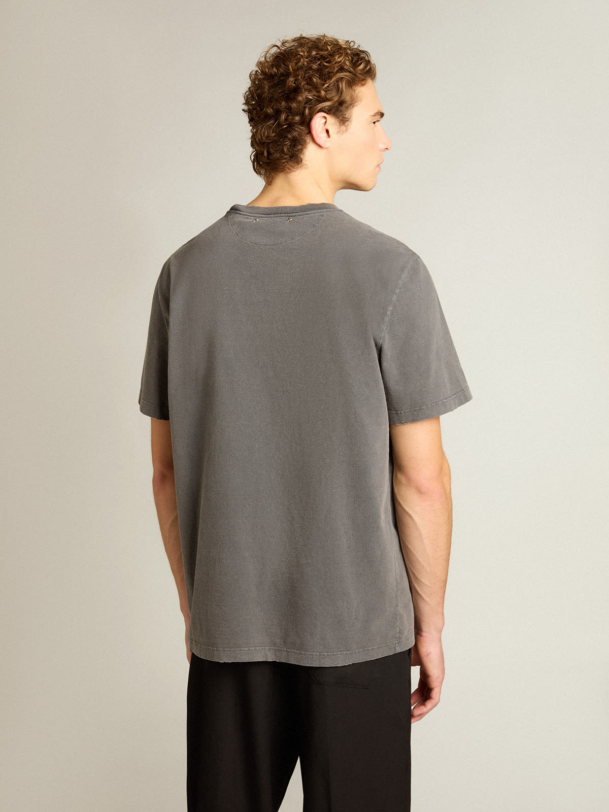 Golden Goose - Camiseta masculina cinza antracite com tratamento desgastado in 