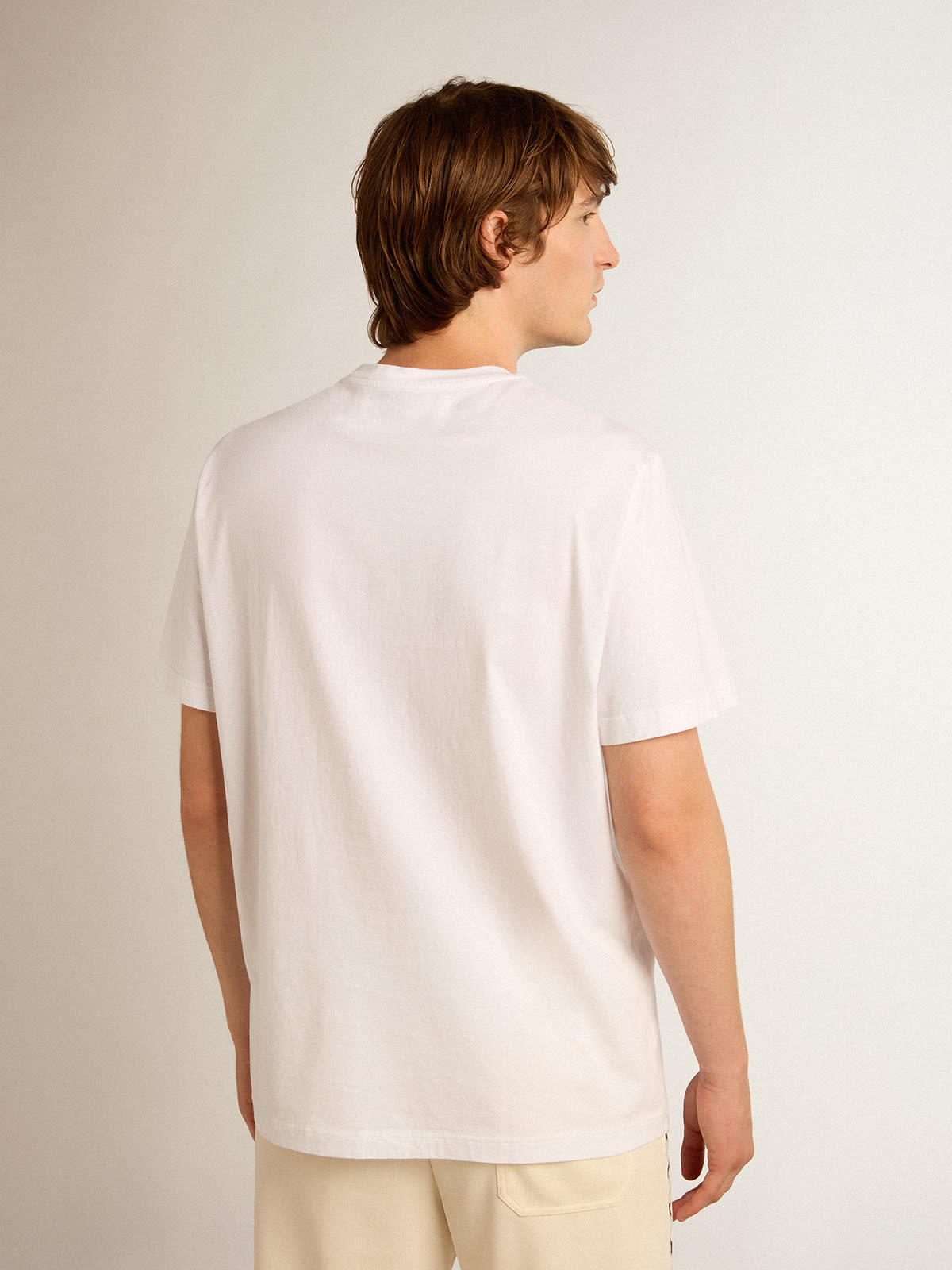 Golden Goose - Weißes T-Shirt aus der Star Collection mit schwarzem Stern auf der Vorderseite in 