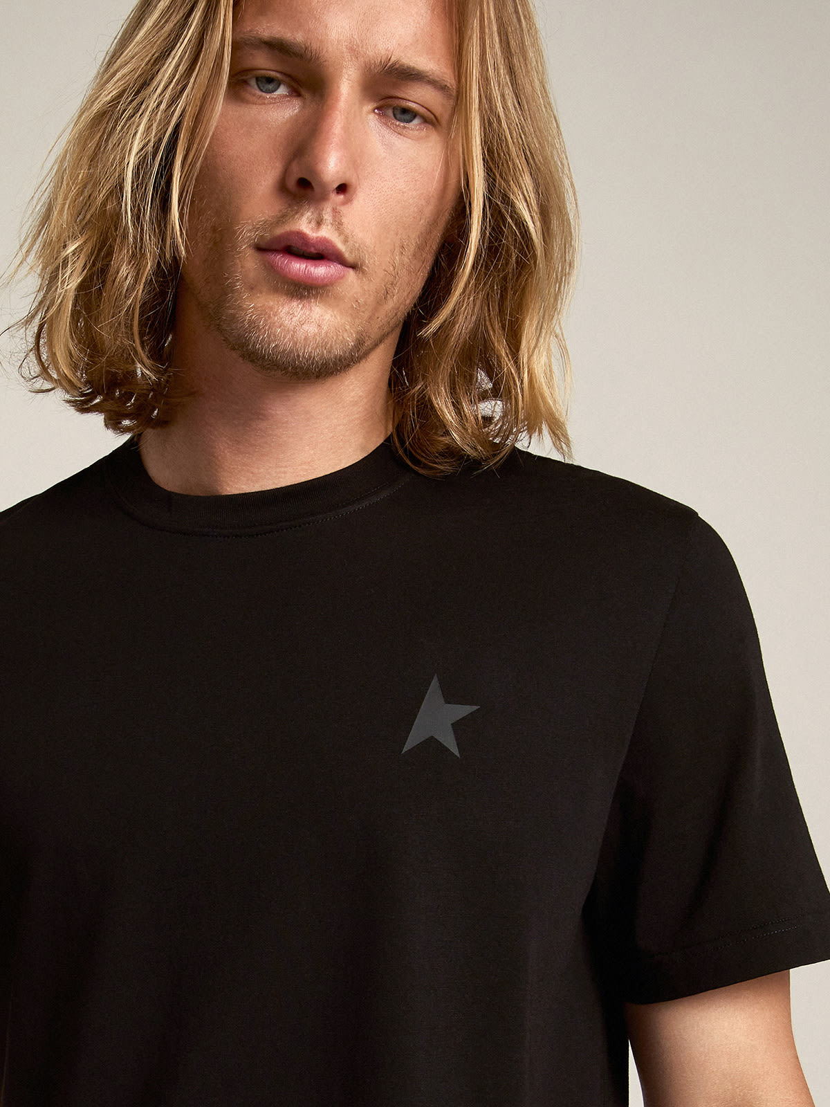 Golden Goose - Schwarzes T-Shirt aus der Star Collection mit Ton in Ton gehaltenem Stern auf der Vorderseite in 