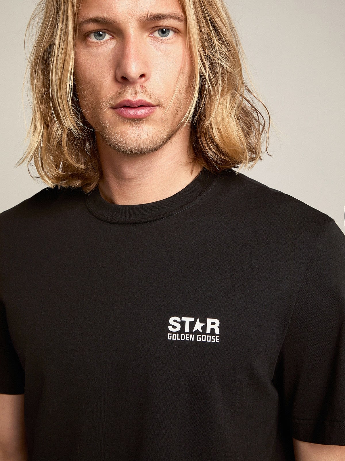 Golden Goose - Men's black T-shirt with contrasting white logo and star in 