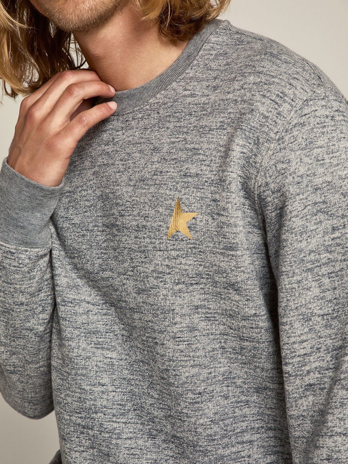 Golden Goose - Sweat-shirt Archibald collection Star en coton gris chiné avec étoile dorée contrastée sur le devant in 
