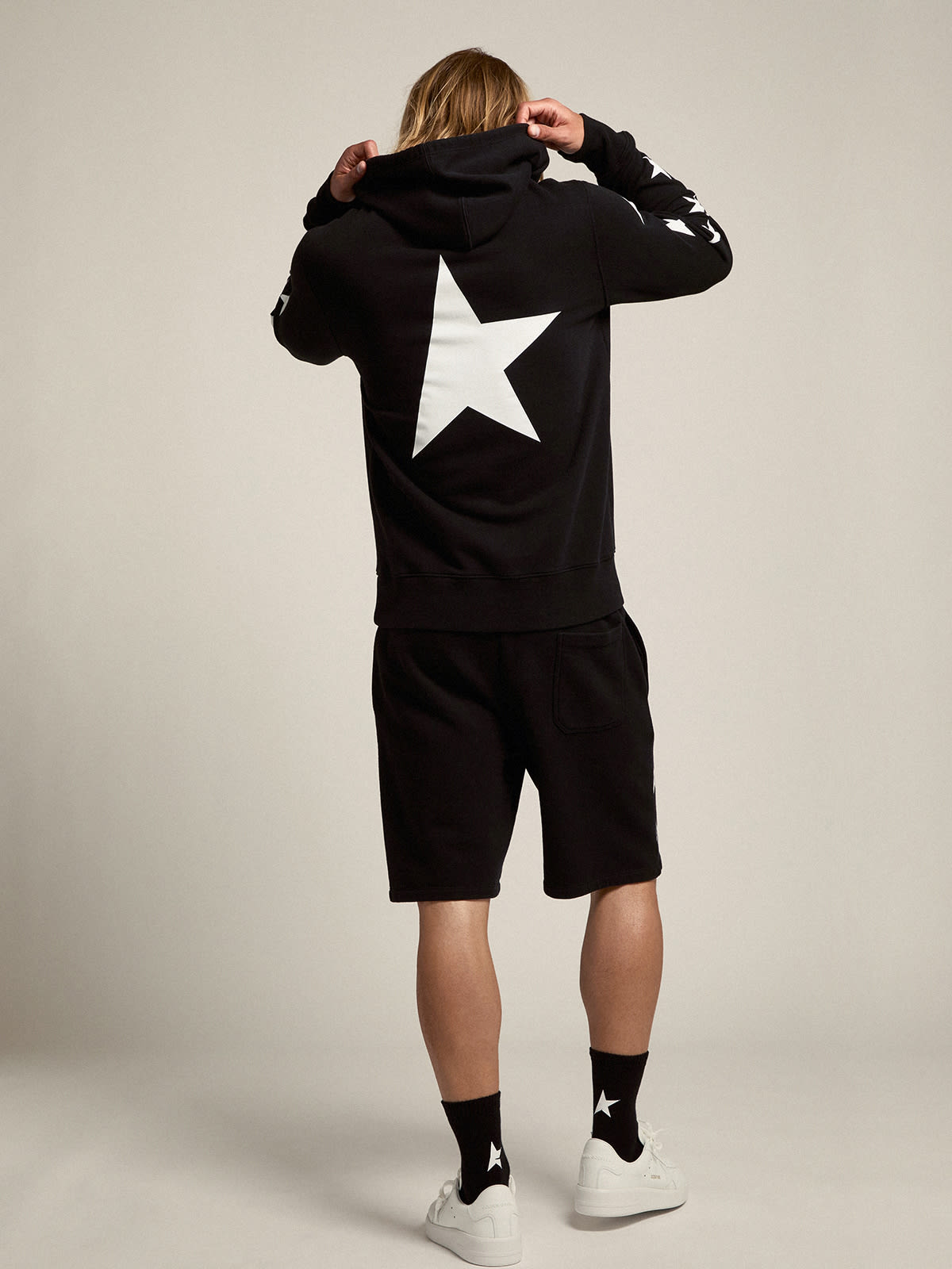 Golden Goose - Schwarzes Kapuzensweatshirt Alighiero aus der Star Collection mit weißen Kontraststernen in 