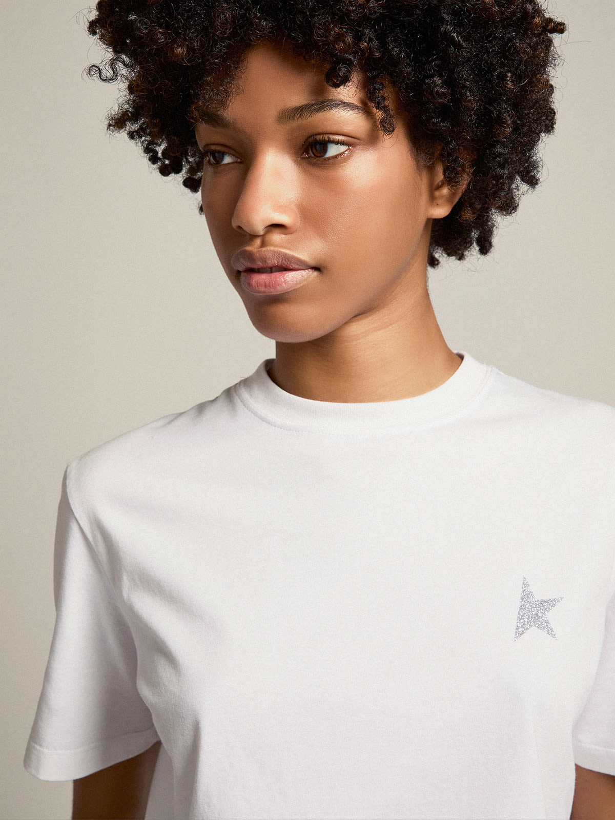 Camiseta blanca con estrella de purpurina plateada para mujer