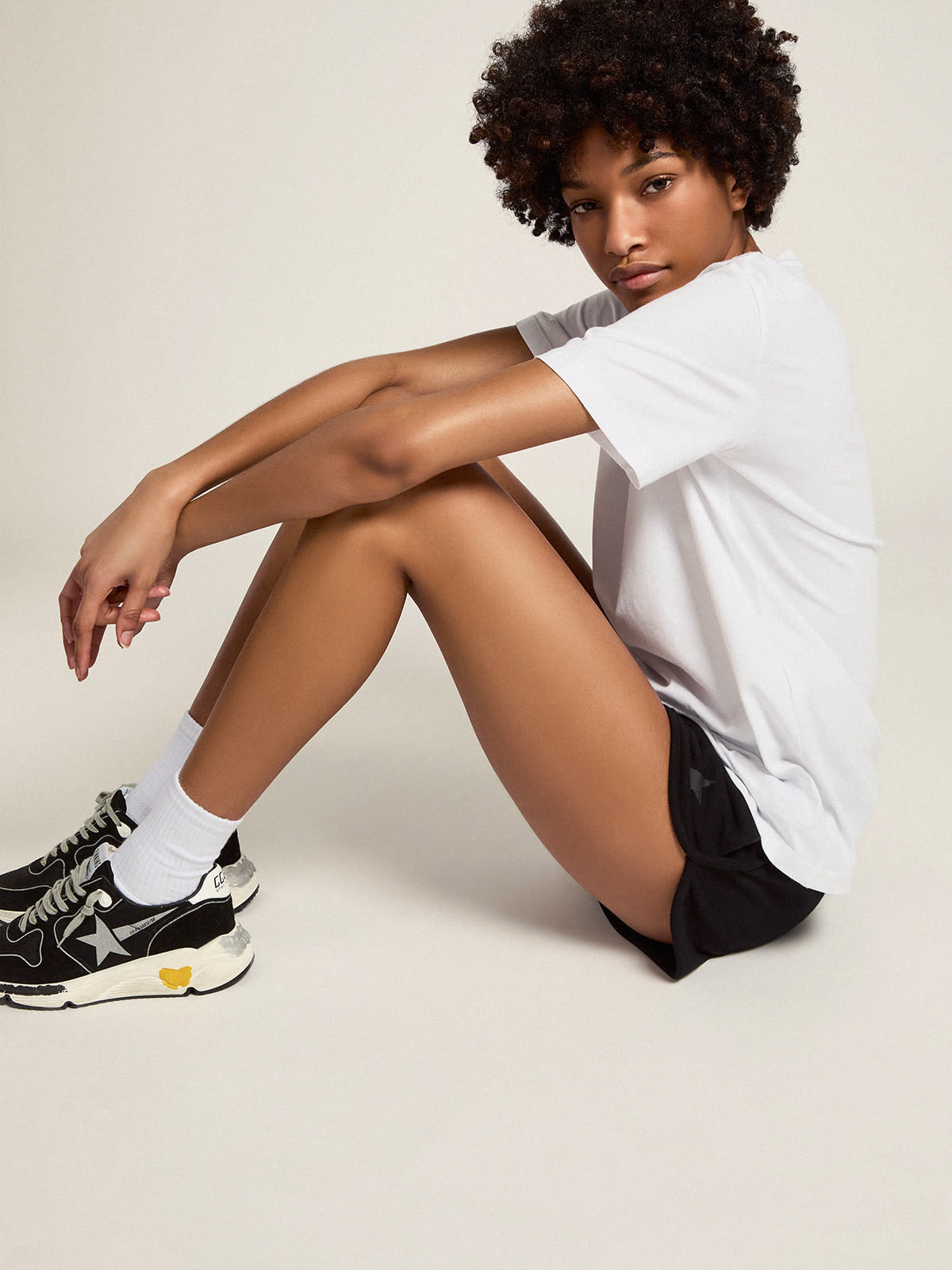 Golden Goose - T-shirt femme blanc avec étoile à paillettes argentées sur le devant in 