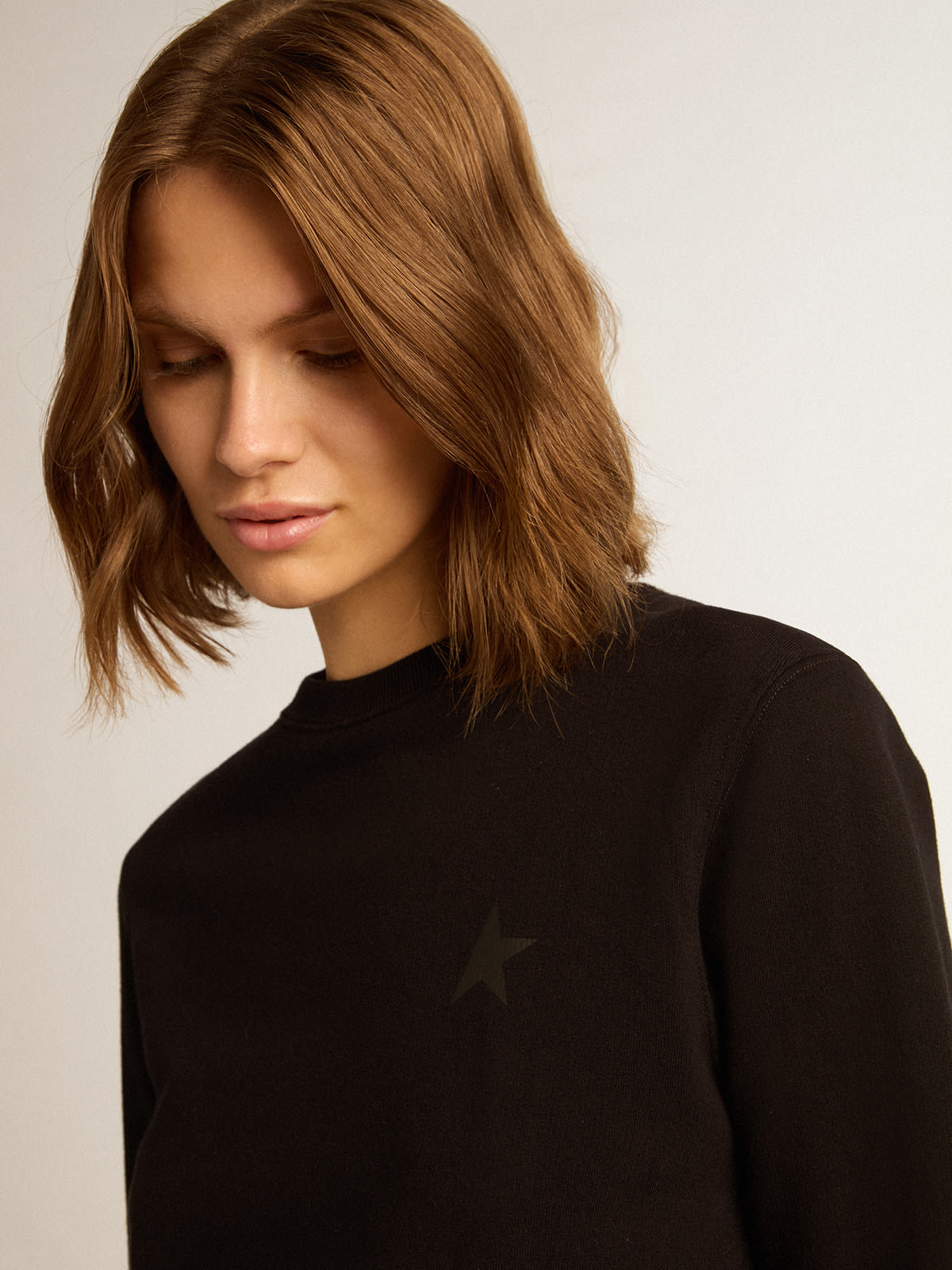 Golden Goose - Schwarzes Sweatshirt Athena aus der Star Collection mit Ton in Ton gehaltenem Stern auf der Vorderseite in 