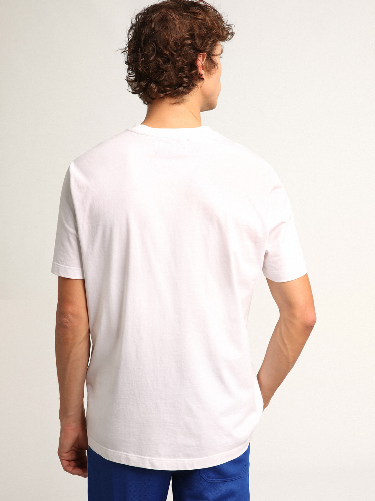 Golden Goose - T-shirt bianca Collezione Star con stella rossa a contrasto sul davanti in 