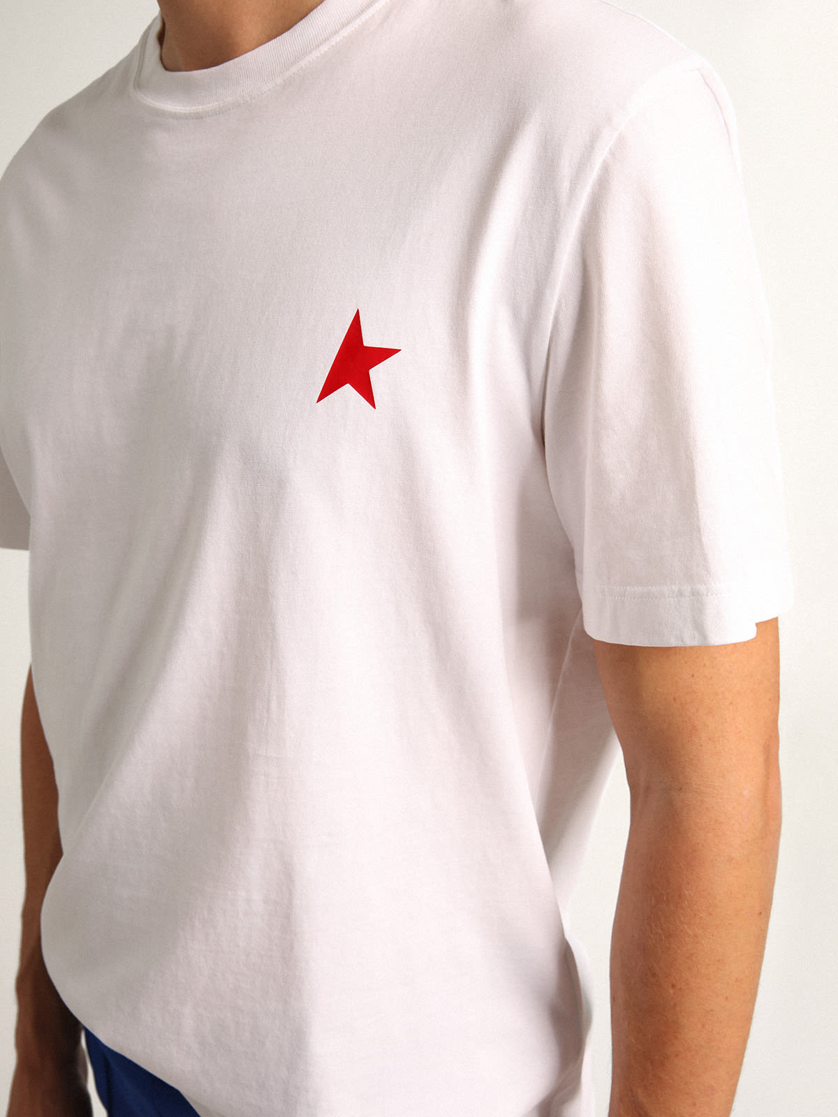 Golden Goose - Men's white T-shirt with contrasting red star in 