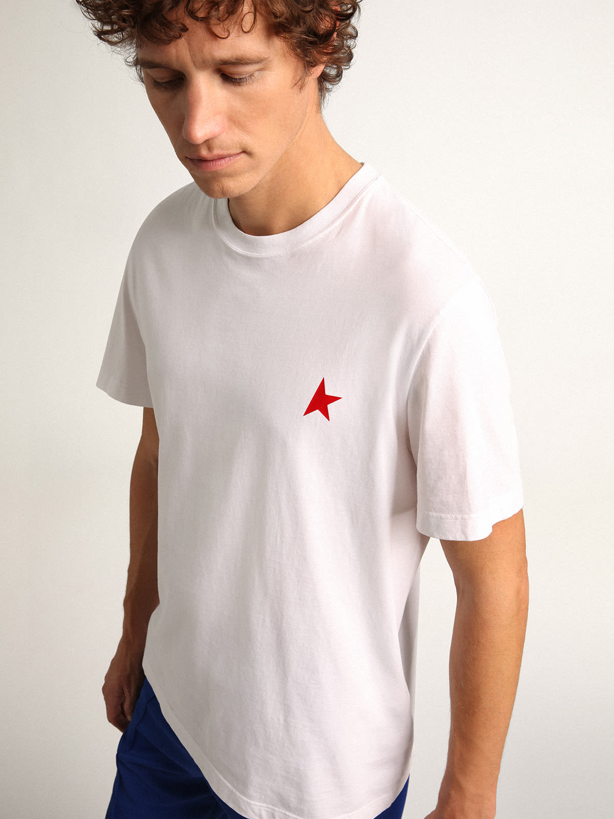 Golden Goose - Men's white T-shirt with contrasting red star in 