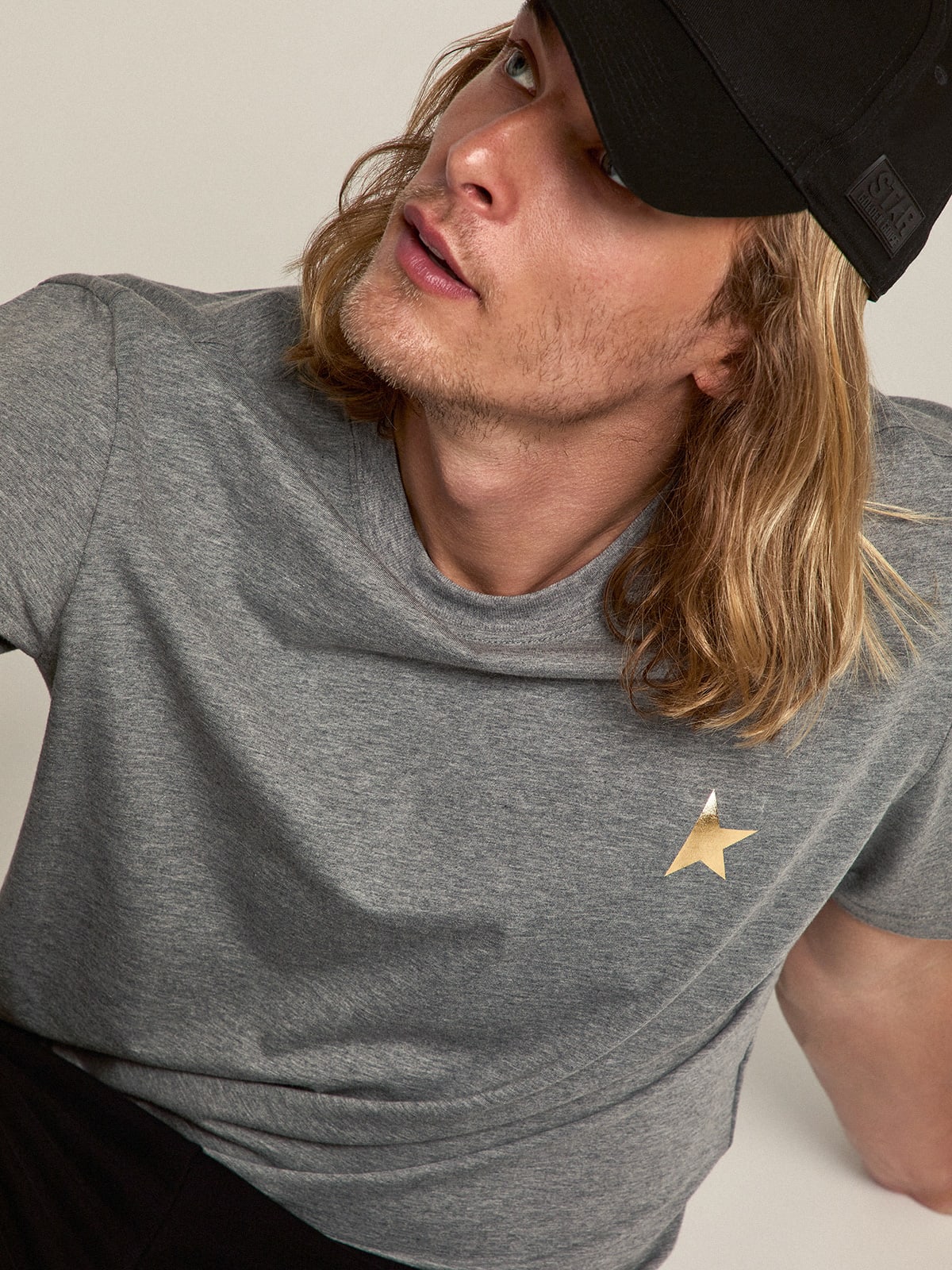 Golden Goose - T-shirt Collezione Star di colore grigio mélange con stella color oro a contrasto sul davanti in 