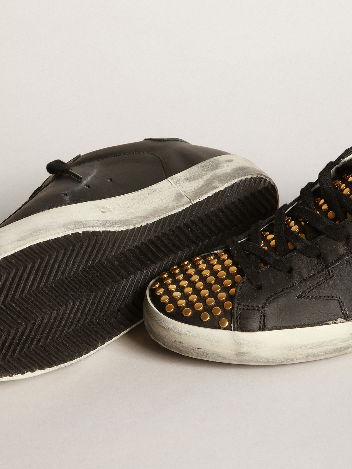 Sneaker Super Star LTD in pelle nera con linguetta con borchie dorate