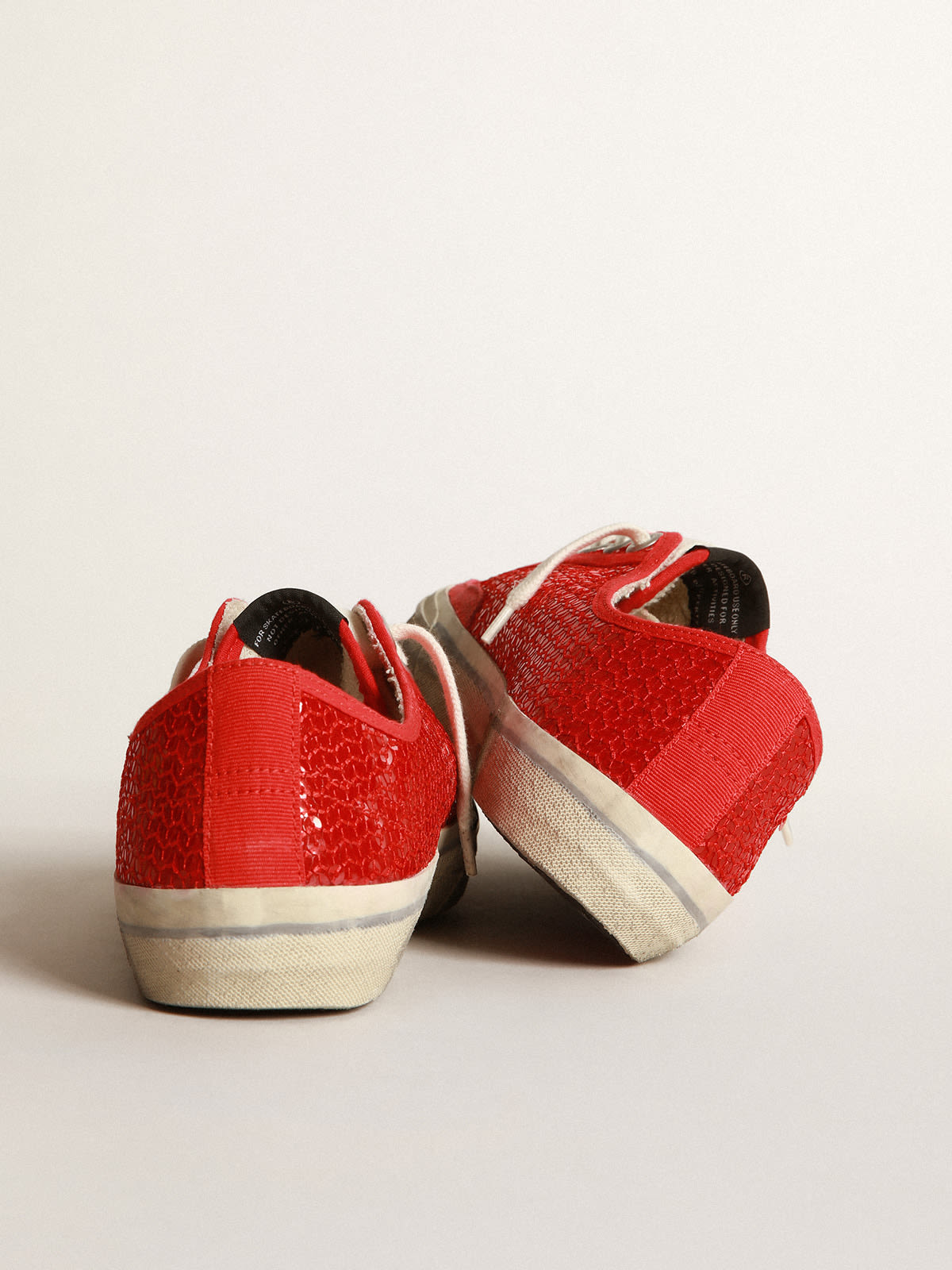 Golden Goose - Sneakers V-Star en sequins rouges avec étoile en cuir crème et contrefort en gros-grain rouge in 