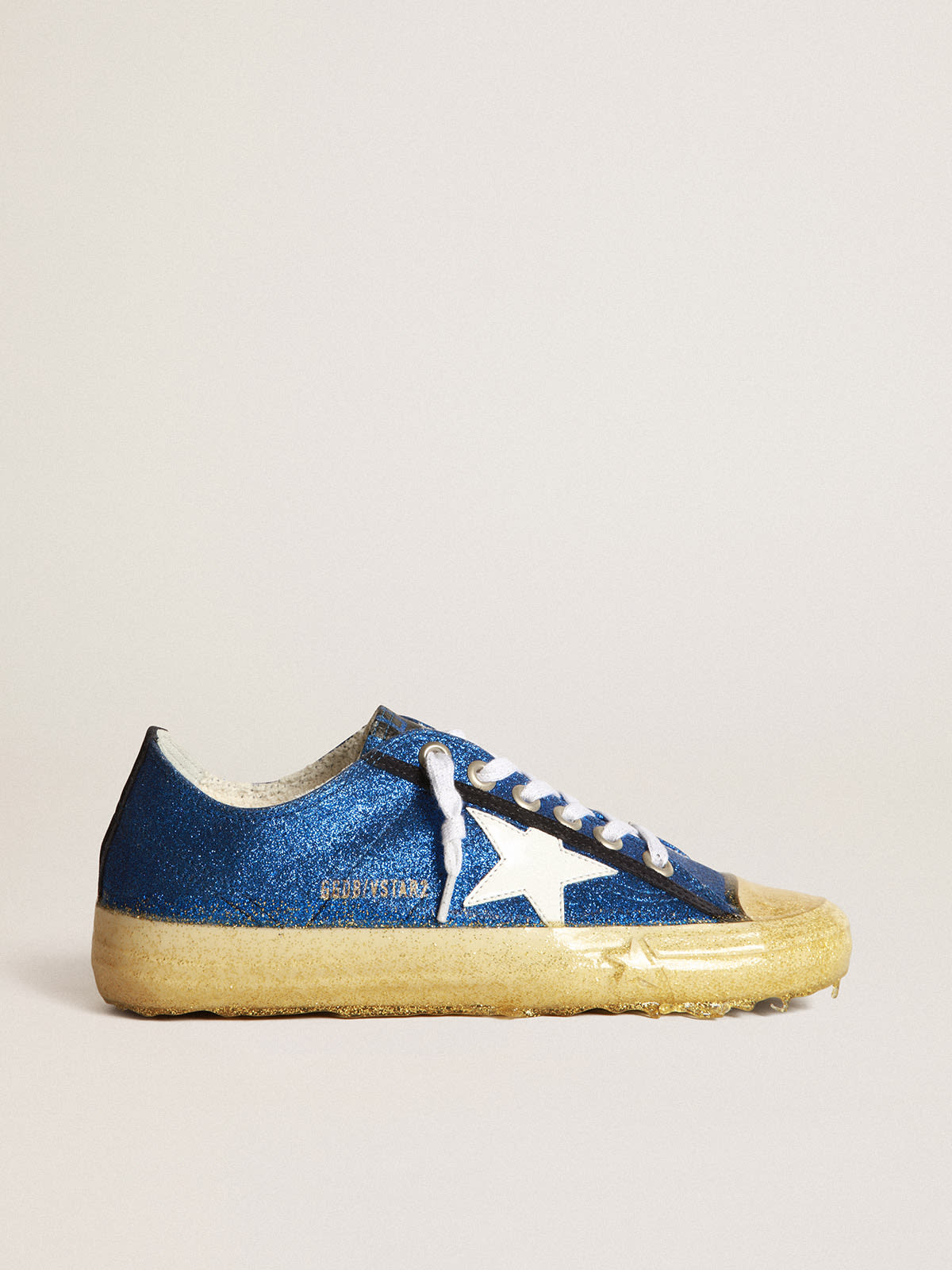 Golden Goose - Sneakers V-Star à petites paillettes bleu électrique avec étoile en cuir verni blanc et contrefort en daim noir in 