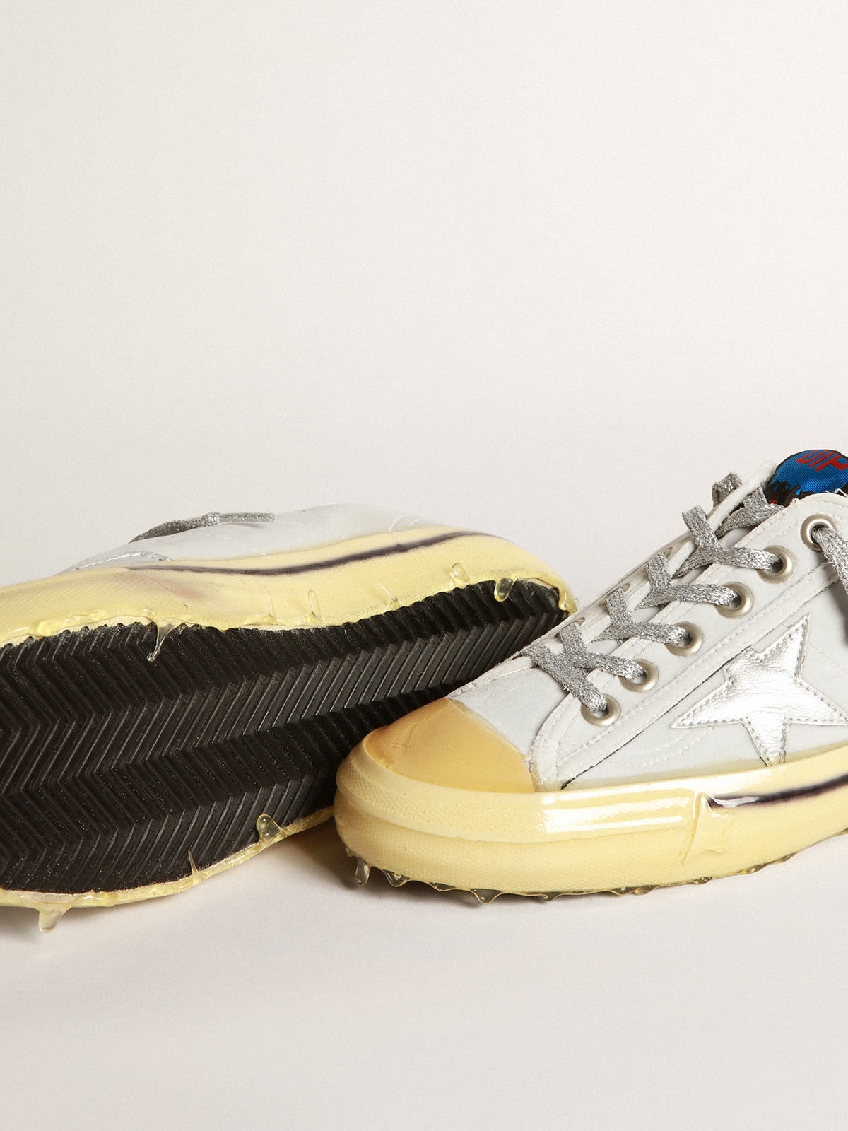 Golden Goose - Sneakers V-Star LTD en velours gris clair avec étoile en cuir lamé argenté in 