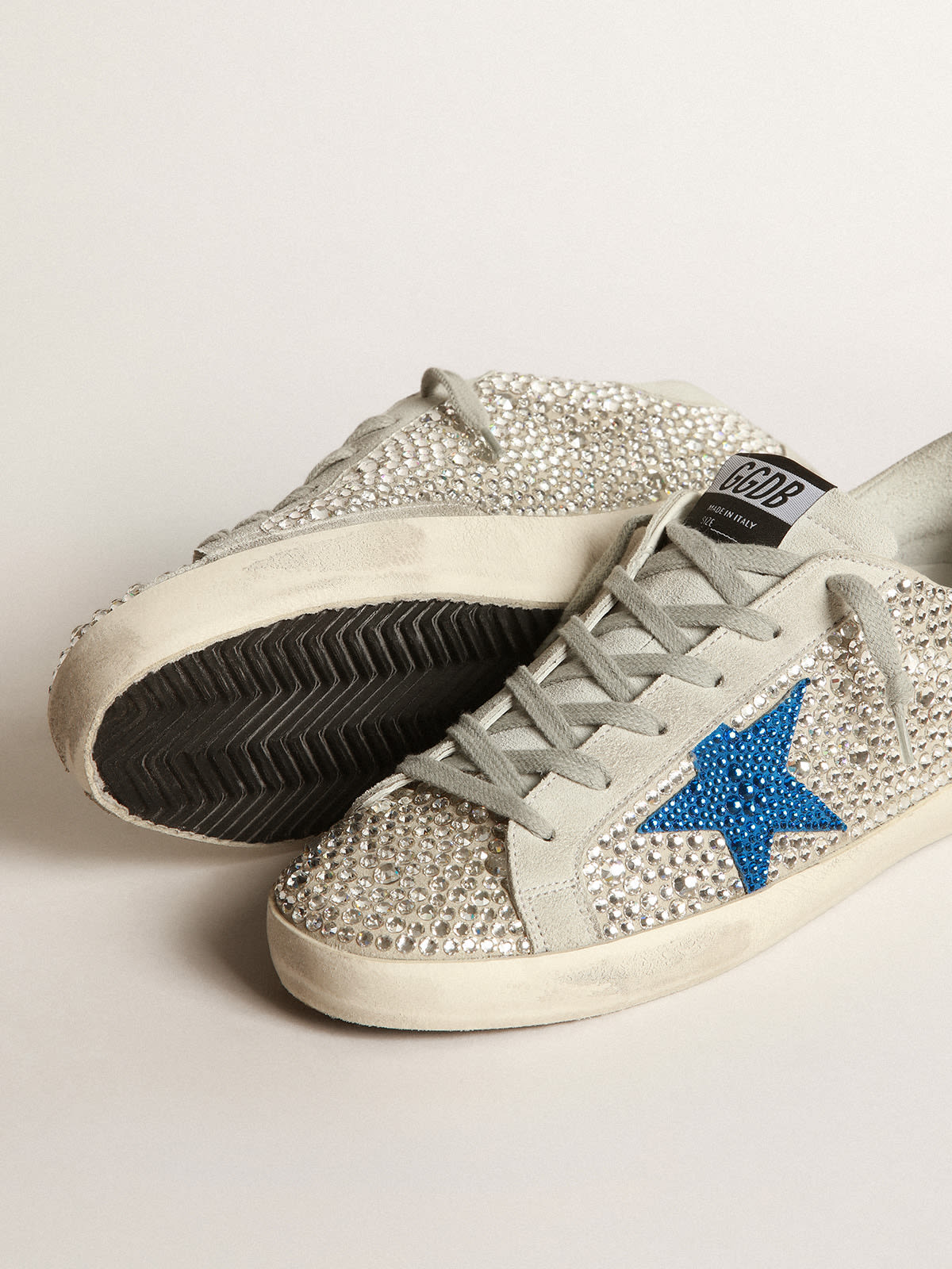 Super-Star de suede e cristais Swarovski prateados com estrela de suede e  cristais Swarovski azuis