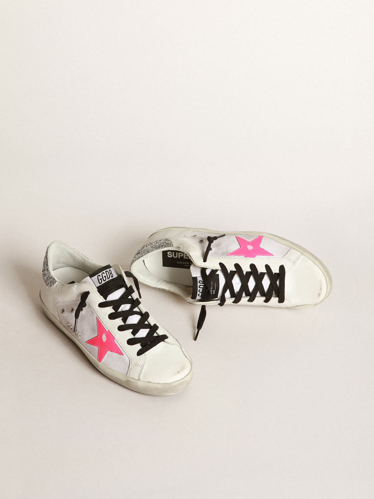 Golden Goose - Sneaker Super-Star in pelle e canvas bianchi con stella in pelle rosa shocking e talloncino in glitter argento in 
