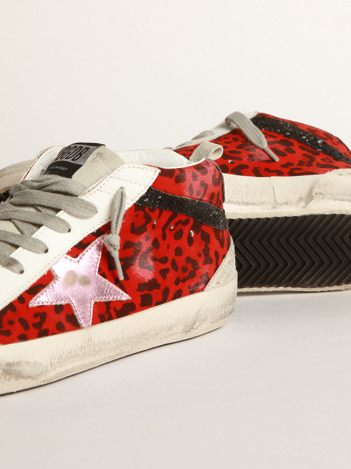 Golden Goose - Sneakers Mid Star en daim rouge à imprimé léopard avec étoile en cuir lamé rose et virgule à paillettes noires in 