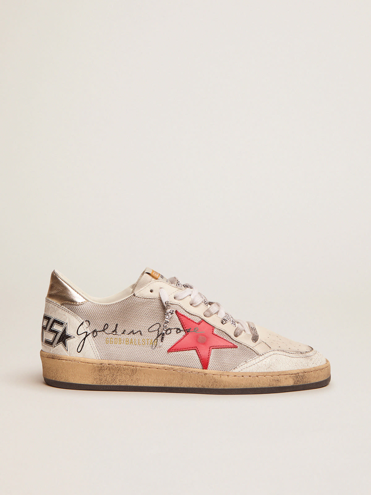 Golden Goose - Sneakers Ball Star en résille argenté clair avec étoile en cuir rouge in 