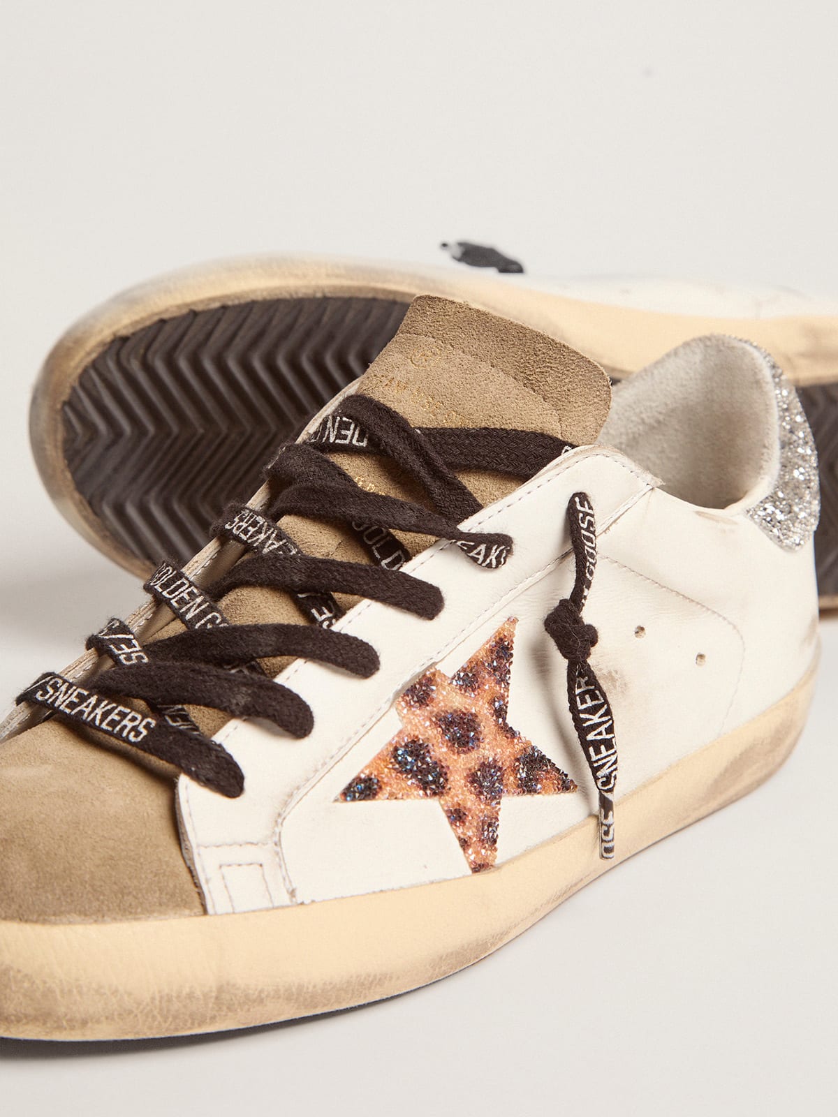 Golden Goose - Sneakers Super-Star avec étoile en cristaux à imprimé léopard et contrefort en cristaux argentés in 