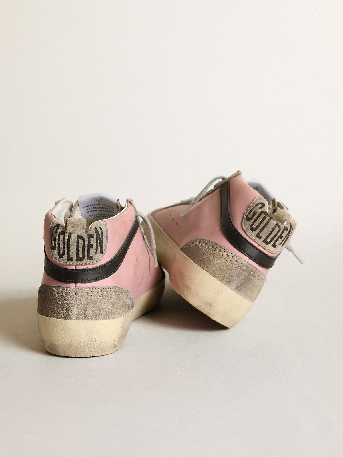 Golden Goose - Sneaker Mid Star LTD in pelle rosa con stella in glitter argento e virgola in pelle nera in 