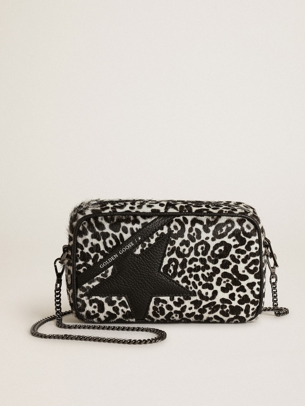 Golden Goose - Bolso Mini Star Bag de piel efecto potro con estampado leopardo color blanco y negro y estrella de piel negra in 
