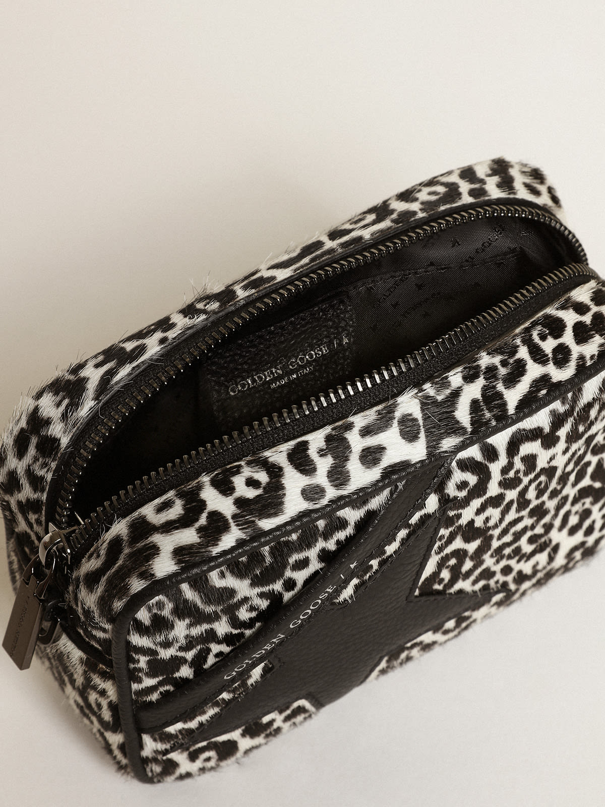 Golden Goose - Sac Mini Star Bag en cuir façon poulain à imprimé léopard blanc et noir avec étoile en cuir noir in 