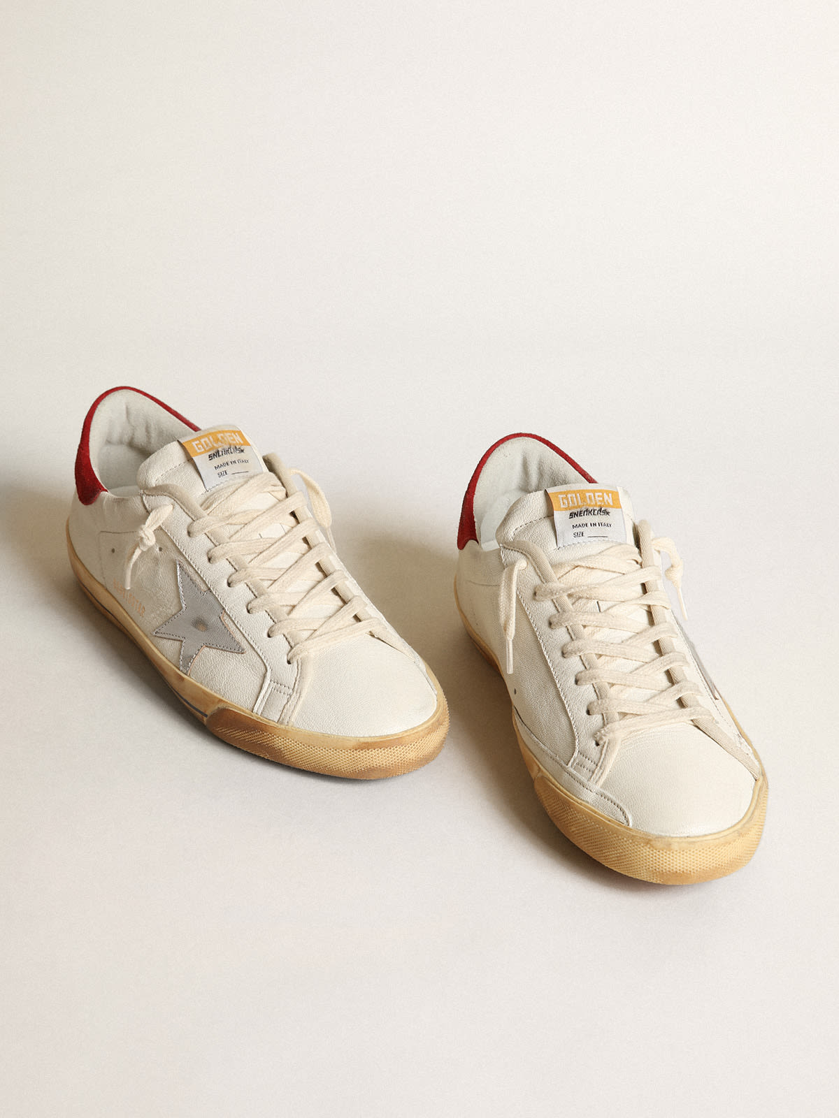 Golden Goose - Sneaker Super-Star con stella in pelle laminata color argento e talloncino in suede rosso in 
