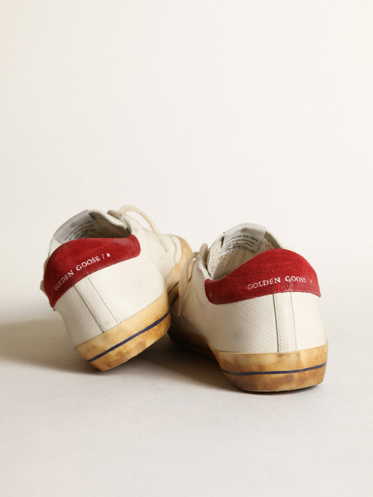 Golden Goose - Sneakers Super-Star avec étoile en cuir lamé argenté et contrefort en daim rouge in 