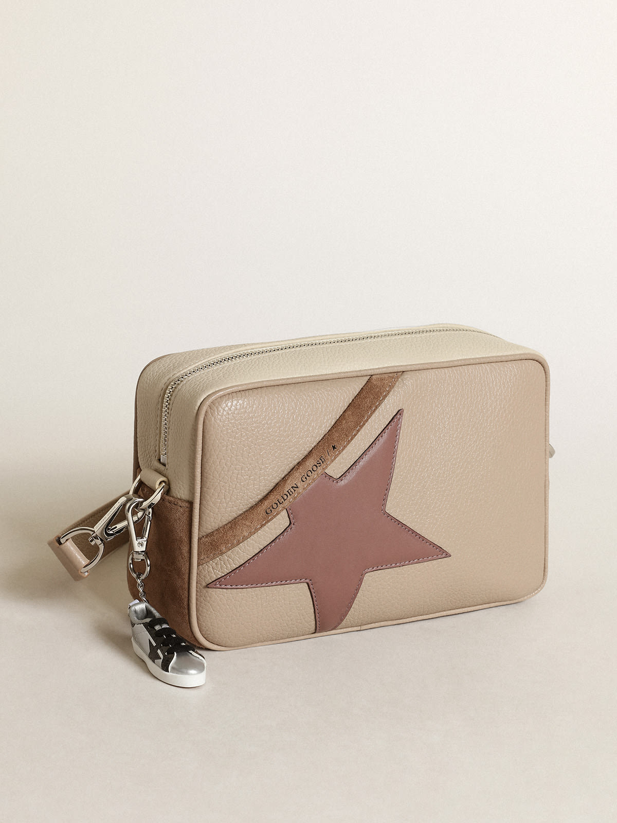 Golden Goose - Borsa Star Bag large in pelle martellata color bianco sporco e suede color cappuccino con stella in pelle viola in 