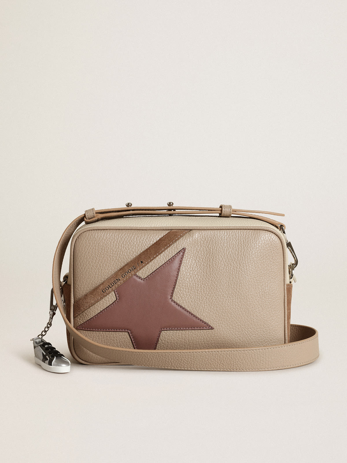 Golden Goose - Borsa Star Bag large in pelle martellata color bianco sporco e suede color cappuccino con stella in pelle viola in 
