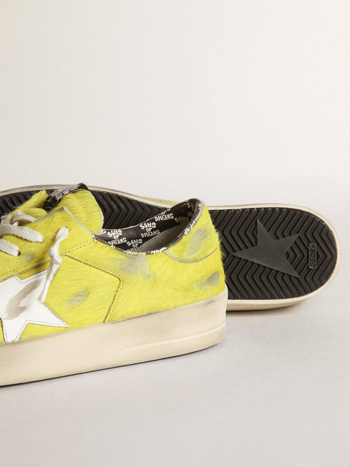 Golden Goose - Sneakers Stardan pour homme en cuir façon poulain jaune fluo avec étoile en cuir blanc in 