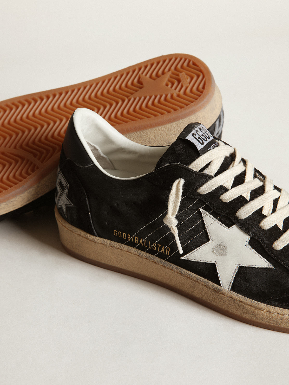 Golden Goose - Ball Star Donna in suede nero con stella in pelle bianca in 